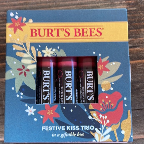 Burt’s Bees lip balm gift sets - Picture 2 of 5